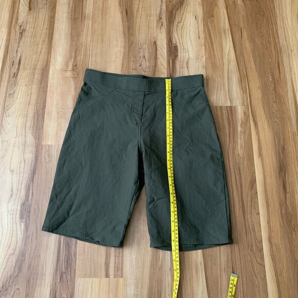 Tahari Green Pull On Bermuda Shorts Size Medium Stretch Pockets - Picture 4 of 7